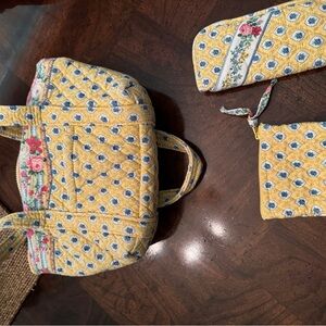 Summertime Tote blue/yellow. Tote, small zippered pouch, and glass case.